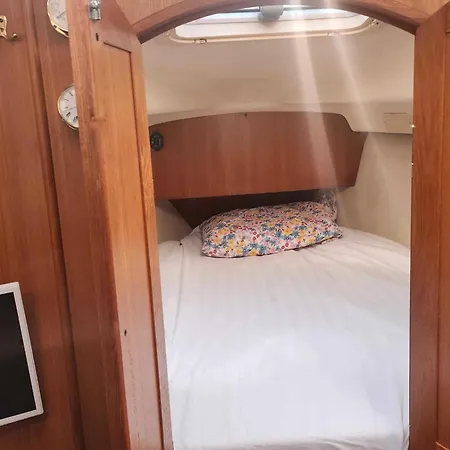 Hotel en barco Floating House With Terrace In *