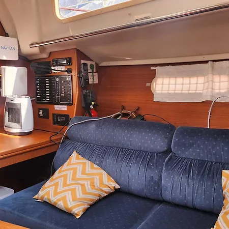 Hotel en barco Floating House With Terrace In *